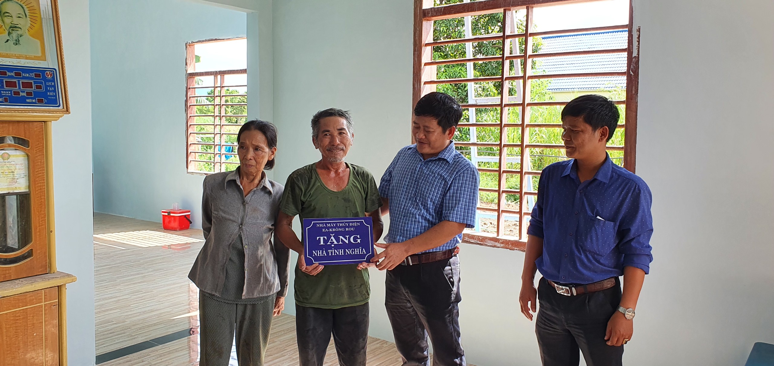 Ảnh đại diện lãnh đạo Nhà máy thủy điện Ea Krông và ông Bùi Ngọc Hưng - Phó Chủ tịch UBND xã Ninh Tây trao tặng nhà tình nghĩa cho gia đình ông Hà Văn Khôi.